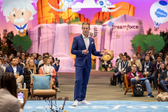 세일즈포스의 지능형 데이터 분석 플랫폼 '태블로'의 라이언 아이테이 CEO가 지난 9월 18일(현지시간) 미국 샌프란시스코에서 열린 세일즈포스 연례 컨퍼런스 '드림포스 2024'에서 기조발표를 하고 있다. 세일즈포스 제공